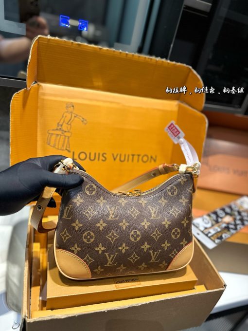 LV messenger bag - Image 7