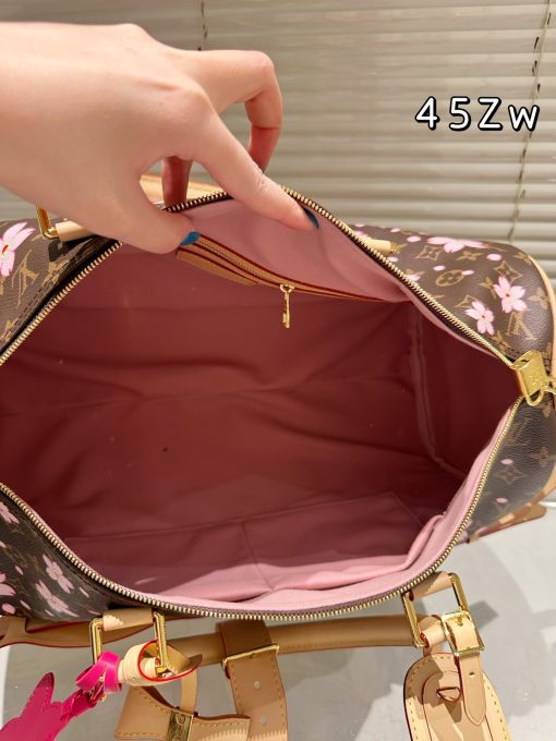 LV city keepal travel bag - Image 10