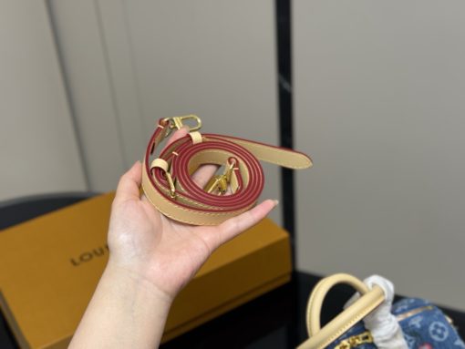 LV pillow bag - Image 5