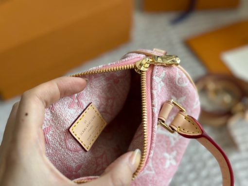LV pillow bag - Image 3