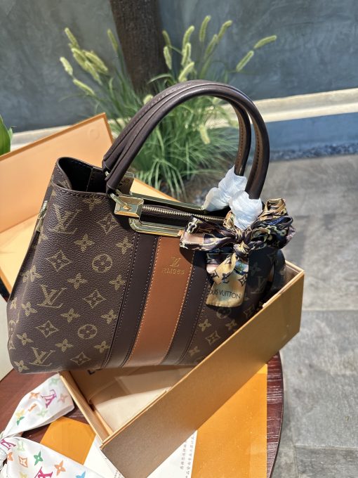 LV handbag - Image 4