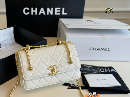 CHANEL chain bag